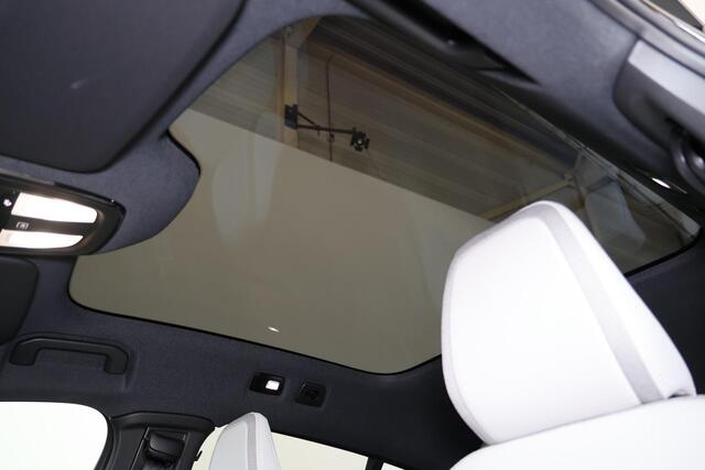 Volvo EC40 Single Motor Extended Range Plus 82 kWh - Panoramadak - IntelliSafe Assist & Surround - Parkeercamera achter - Verwarmde voorstoelen & stuur - Parkeersensoren voor & achter - Getint glas - Draadloze tel. lader - Warmtepomp - 19' LMV