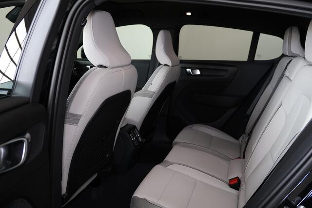 Volvo EC40 Single Motor Extended Range Plus 82 kWh - Panoramadak - IntelliSafe Assist & Surround - Parkeercamera achter - Verwarmde voorstoelen & stuur - Parkeersensoren voor & achter - Getint glas - Draadloze tel. lader - Warmtepomp - 19' LMV