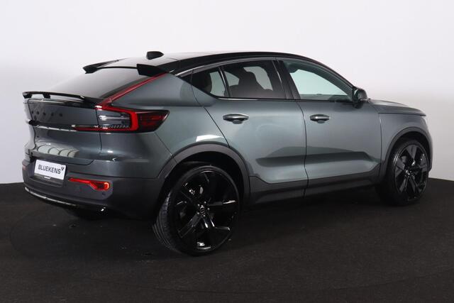 Volvo EC40 Single Motor Extended Range Plus Black Ed. 82 kWh - Panoramadak - IntelliSafe Assist & Surround - Parkeercamera achter - Verwarmde voorstoelen & stuur - Parkeersensoren voor & achter - Getint glas - Draadloze tel. lader - Warmtepomp - 22' LMV - Lederen be