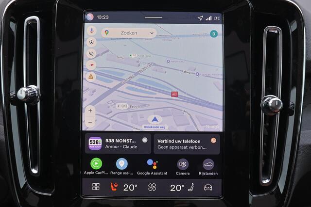 Volvo EC40 Single Motor Extended Range Plus Black Ed. 82 kWh - Panoramadak - IntelliSafe Assist & Surround - Parkeercamera achter - Verwarmde voorstoelen & stuur - Parkeersensoren voor & achter - Getint glas - Draadloze tel. lader - Warmtepomp - 22' LMV - Lederen be