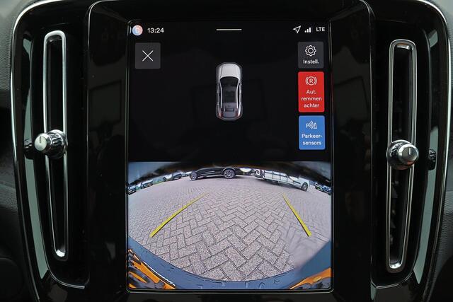 Volvo EC40 Single Motor Extended Range Plus Black Ed. 82 kWh - Panoramadak - IntelliSafe Assist & Surround - Parkeercamera achter - Verwarmde voorstoelen & stuur - Parkeersensoren voor & achter - Getint glas - Draadloze tel. lader - Warmtepomp - 22' LMV - Lederen be