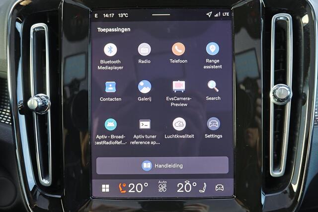 Volvo EC40 Single Motor Extended Range Ultra Black Ed. 82 kWh Intellisafe Assist & Surround - 360º Camera - Harman/Kardon audio - Verwarmde voorstoelen & stuur - Parkeersensoren voor & achter - Elektr. bedienb. voorstoelen met geheugen links - Draadloze tel. lader -