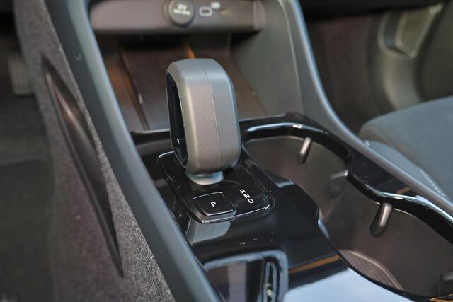 Volvo EC40 Single Motor Extended Range Ultra Black Ed. 82 kWh Intellisafe Assist & Surround - 360º Camera - Harman/Kardon audio - Verwarmde voorstoelen & stuur - Parkeersensoren voor & achter - Elektr. bedienb. voorstoelen met geheugen links - Draadloze tel. lader -