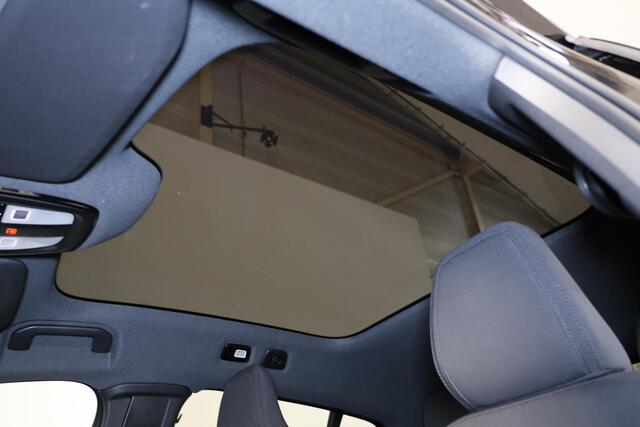 Volvo EC40 Extended Range Plus Black Ed. 82 kWh - IntelliSafe Assist & Surround - 360º Camera - Verwarmde voorstoelen, stuur & achterbank - Parkeersensoren voor & achter - Elektr. bedienb. bestuurdersstoel met geheugen - Draadloze tel. lader - Warmtepomp - Extra get