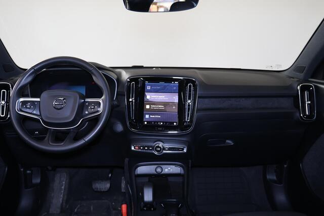 Volvo EC40 Extended Range Plus Black Ed. 82 kWh - IntelliSafe Assist & Surround - 360º Camera - Verwarmde voorstoelen, stuur & achterbank - Parkeersensoren voor & achter - Elektr. bedienb. bestuurdersstoel met geheugen - Draadloze tel. lader - Warmtepomp - Extra get