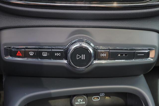 Volvo EC40 Performance Ultra 82 kWh - Panoramadak - IntelliSafe Assist & Surround - 360º Camera - Harman/Kardon audio - Verwarmde voorstoelen, stuur & achterbank - Parkeersensoren voor & achter - Elektr. bedienb. voorstoelen met geheugen links - Draadloze tel. lader