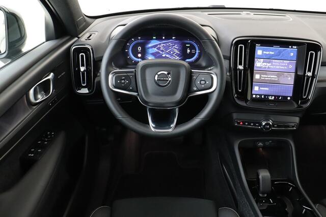 Volvo EC40 TWIN MOTOR PERFORMANCE ULTRA BLACK EDITION 82 kWh *FULL OPTIONS!* -PANO.DAK|HARMAN/KARDON|360°CAM|LIGHTING|POWER-SEATS|20"|SoH:99% *NW.PRIJS ¤64.824,-*