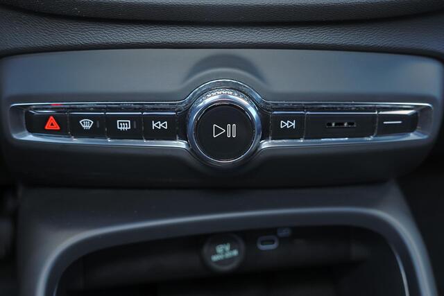 Volvo EC40 Performance Plus Black Edition 82 kWh - Panoramadak - IntelliSafe Assist & Surround - 360º Camera - Harman/Kardon audio - Verwarmde voorstoelen, stuur & achterbank - Parkeersensoren voor & achter - Elektr. bedienb. bestuurdersstoel met geheugen - Draadloz