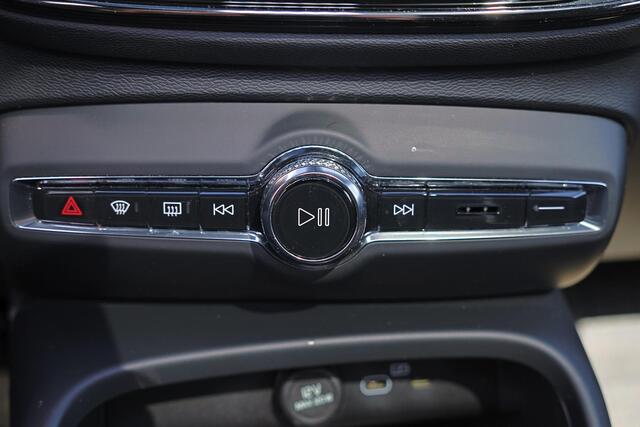Volvo EC40 Extended Range Core 82 kWh - Panoramadak - IntelliSafe Assist & Surround - 360º Camera - Verwarmde voorstoelen, stuur & achterbank - Parkeersensoren voor & achter - Draadloze tel. lader - Warmtepomp - Extra getint glas - Inklapbare trekhaak - 19' LMV