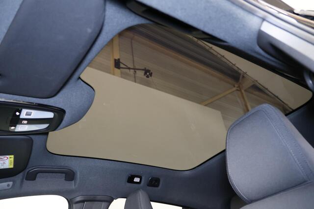Volvo EC40 Performance Ultra Black Edition 82 kWh - IntelliSafe Assist & Surround - Harman/Kardon audio - Adaptieve LED koplampen - Verwarmde voorstoelen, stuur & achterbank - Parkeersensoren voor & achter - Elektr. bedienb. voorstoelen met geheugen links - Draadloz