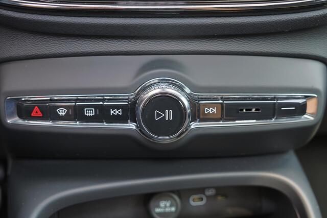 Volvo EC40 Performance Ultra Black Edition 82 kWh - IntelliSafe Assist & Surround - Harman/Kardon audio - Adaptieve LED koplampen - Verwarmde voorstoelen, stuur & achterbank - Parkeersensoren voor & achter - Elektr. bedienb. voorstoelen met geheugen links - Draadloz