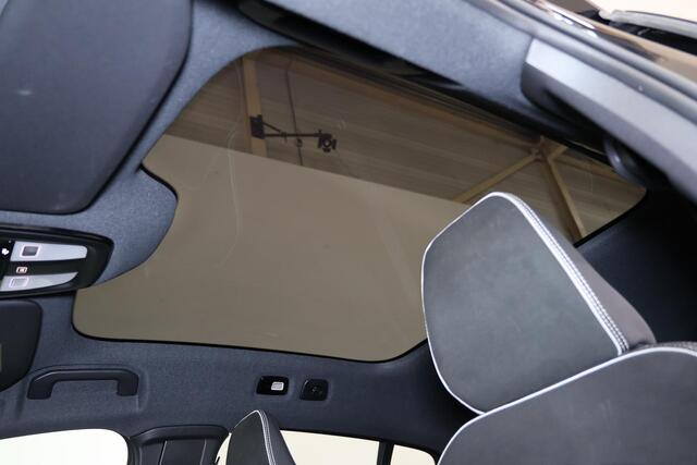 Volvo EC40 Extended Range Plus Black Ed. 82 kWh - Panoramadak - IntelliSafe Assist & Surround - 360º Camera - Verwarmde voorstoelen, stuur & achterbank - Parkeersensoren voor & achter - Elektr. bedienb. bestuurdersstoel met geheugen - Draadloze tel. lader - Warmtepo