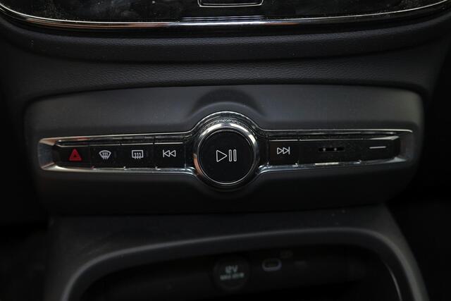 Volvo EC40 Extended Range Plus Black Ed. 82 kWh - Panoramadak - IntelliSafe Assist & Surround - 360º Camera - Harman/Kardon audio - Verwarmde voorstoelen, stuur & achterbank - Parkeersensoren voor & achter - Elektr. bedienb. voorstoelen met geheugen links - Draadloz