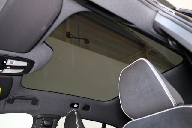 Volvo EC40 Extended Range Ultra Black Ed. 82 kWh - Panoramadak - IntelliSafe Assist & Surround - 360º Camera - Harman/Kardon audio - Adaptieve LED koplampen - Verwarmde voorstoelen, stuur & achterbank - Parkeersensoren voor & achter - Elektr. bedienb. voorstoelen me