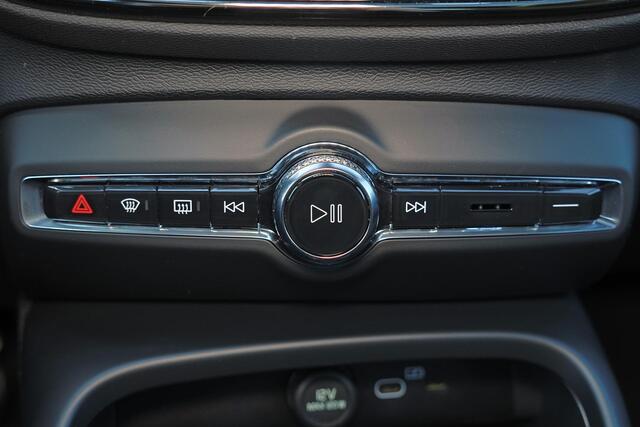 Volvo EC40 Extended Range Ultra Black Ed. 82 kWh - Panoramadak - IntelliSafe Assist & Surround - 360º Camera - Harman/Kardon audio - Adaptieve LED koplampen - Verwarmde voorstoelen, stuur & achterbank - Parkeersensoren voor & achter - Elektr. bedienb. voorstoelen me