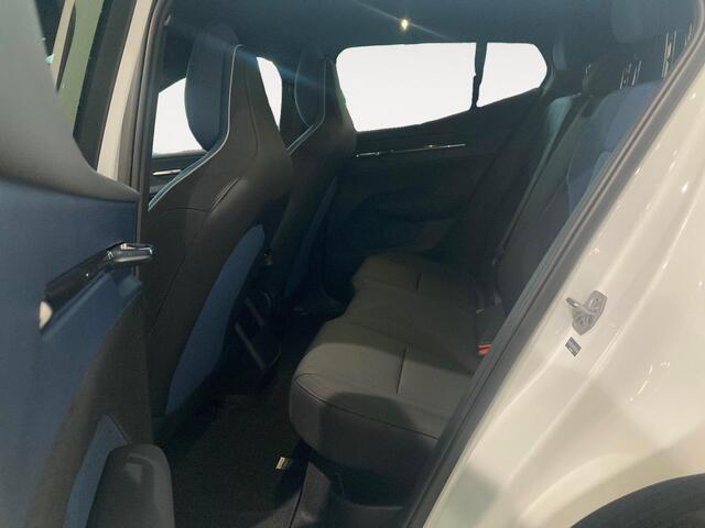 Volvo EX30 Single Motor Extended Range Core 69 kWh | Stoelverwarming | Extra getint glas | Achteruitrijcamera
