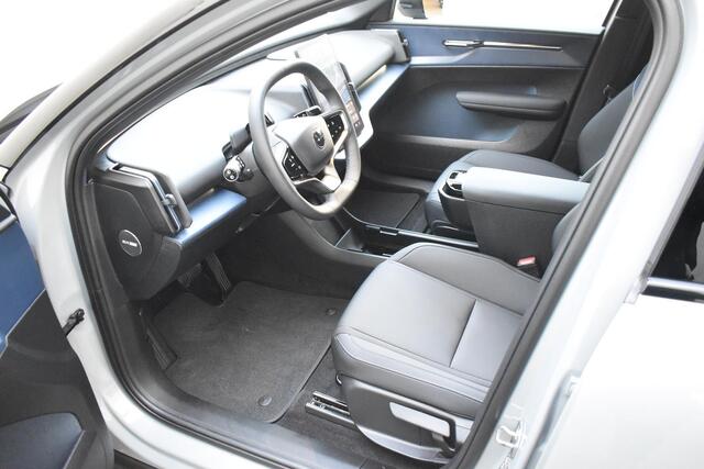 Volvo EX30 Twin Motor Performance Plus 69kWh 428PK / Adaptieve Cruise Control/ Pilot Assist/ Harman Kardon Audio/ Digital Key Plus/ Verwarmbare Voorstoelen en Stuurwiel/ 360 graden camera /