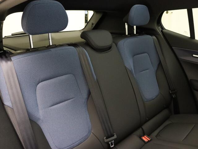 Volvo EX30 Extended Range Ultra 69 kWh / Panoramadak / 360 Camera / Elektr. Stoelen / 19'' / ACC / BLIS / Getint glas / H&K Audio / 22kw Boordlader / Elektr. Achterklep /