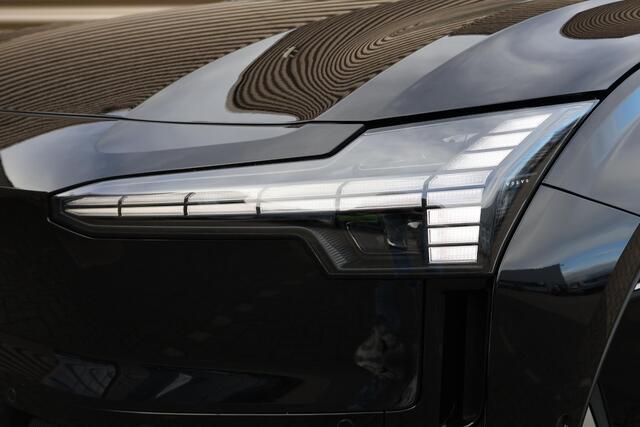 Volvo EX30 Single Motor Extended Range Ultra 69 kWh | 20" Inch | Pano | 360 Camera | Stoel- & stuurverwarming