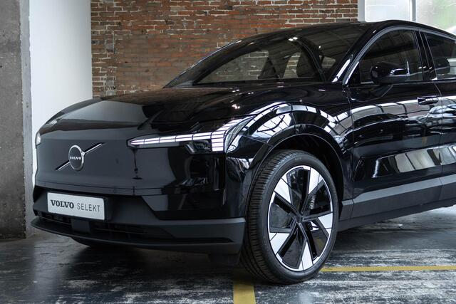 Volvo EX30 Single Motor Extended Range Plus | Premium Audio by Harman Kardon | Keyless Entry | Achteruitrijcamera | Parkeersensoren V+A | 20" Lichtmetalen Velgen | Pilot Assist | Adaptieve Cruise Control | Draadloze Telefoonlader | Navigatiesysteem | Rijstrooksensor