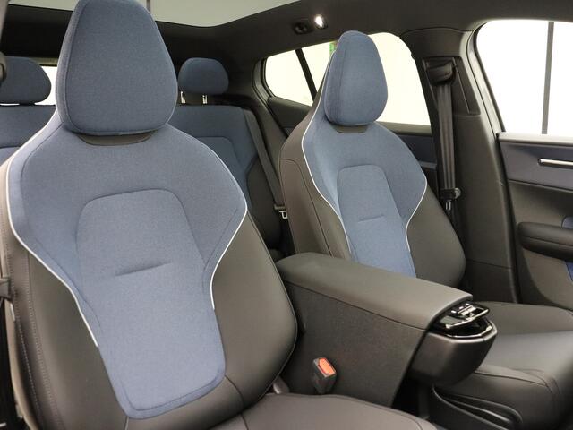 Volvo EX30 Single Motor Extended Range Ultra 69 kWh / Black Pack / Panorama dak / Elektrisch verstelbare stoelen / Harman en Kardon audio /