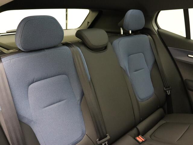 Volvo EX30 Single Motor Extended Range Ultra 69 kWh / Black Pack / Panorama dak / Elektrisch verstelbare stoelen / Harman en Kardon audio /