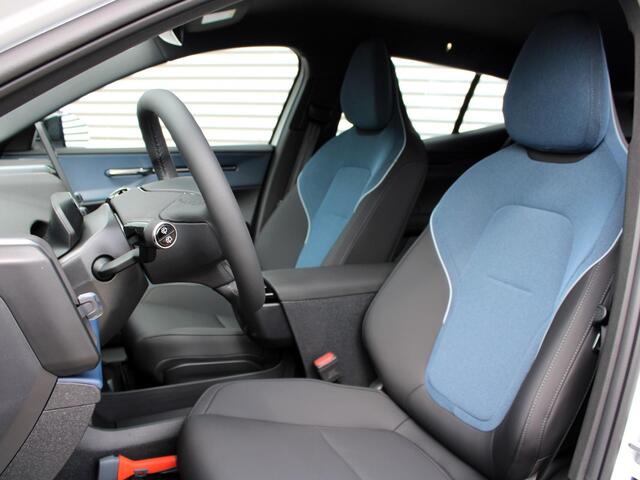 Volvo EX30 Single Motor Extended Range Plus Automaat / 20" velgen / Privacy Glass / Google Maps Navi / Harman Kardon