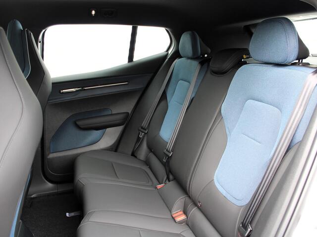 Volvo EX30 Single Motor Extended Range Plus Automaat / 20" velgen / Privacy Glass / Google Maps Navi / Harman Kardon