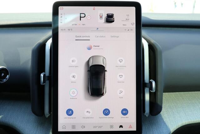 Volvo EX30 Single Motor Extended Range Ultra 69 kWh - Getint glas v.a. B-stijl - Panoramadak - 360º Camera - Harman Kardon audio - Elektrisch bedienbare voorstoelen - Adaptive Cruise Control - Pilot Assist - BLIS dodehoekassistentie - Keyless Drive - Elektr. bedienb