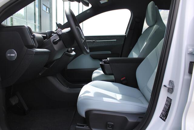 Volvo EX30 Extended Range Ultra 69 kWh | Panoramadak | 20" LMV | Elektr. Stoelen | H&K Audio | 360 Camera