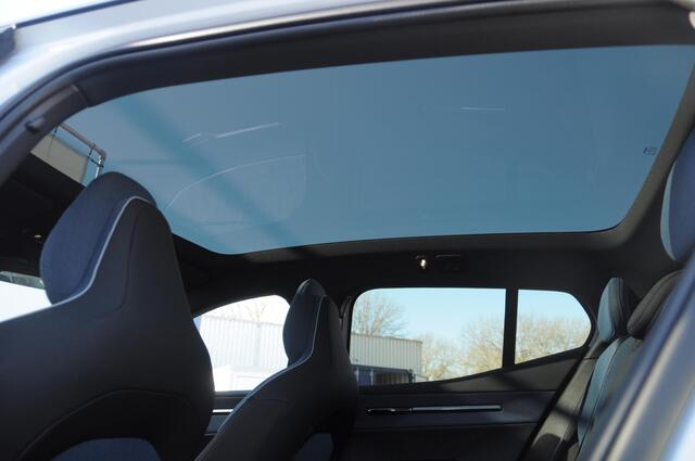Volvo EX30 428PK Automaat Twin Motor Performance Ultra / 360 graden camera / Pilot assist / Park assist / Panoramadak / Voorstoelen en stuurwiel verwarmd / Elektrisch verstelbare stoelen /