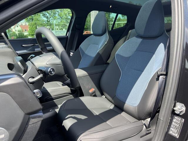 Volvo EX30 Single Motor Extended Range Ultra 69 kWh Automaat, Panoramadak, 20 inch wielen, Harman Kardon audio, Elektrische stoelen, Park assist voor- en achter, 360 graden parkeercamera,