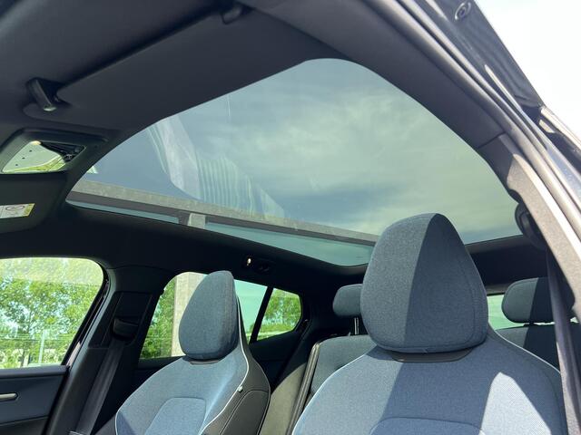 Volvo EX30 Single Motor Extended Range Ultra 69 kWh Automaat, Panoramadak, 20 inch wielen, Harman Kardon audio, Elektrische stoelen, Park assist voor- en achter, 360 graden parkeercamera,