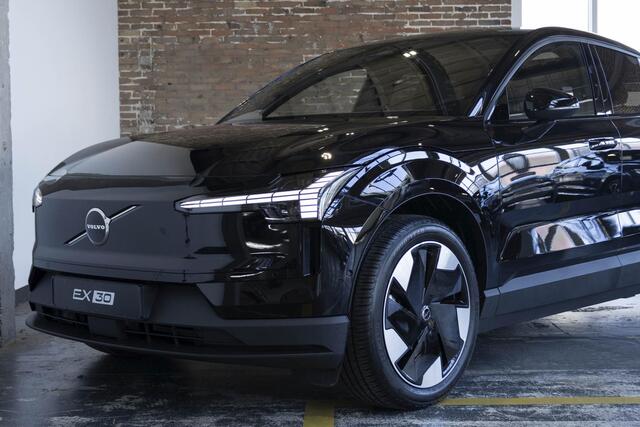Volvo EX30 Single Motor Extended Range Plus 69 kWh | Direct Beschikbaar | Verwarmbare Voorstoelen | Harman Kardon Premium Audio | Keyless Entry | Achteruitrijcamera | Parkeersensoren V+A | Donker Getint Glas | Pilot Assist |