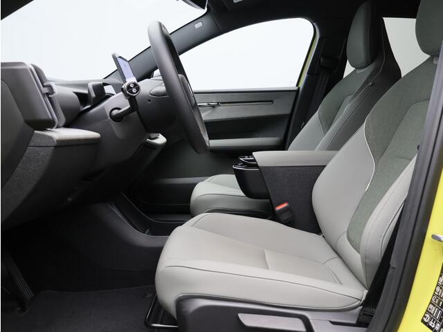 Volvo EX30 Single Motor Extended Range Plus 69 kWh /Trekhaak / Verwarmde voorstoelen + Stuurwiel / Pine Interieur / Extra Getint Glas / Harman Kardon / Keyless /