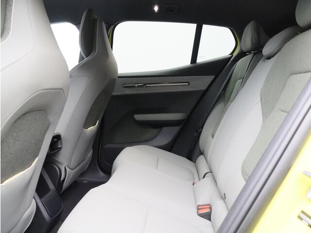 Volvo EX30 Single Motor Extended Range Plus 69 kWh /Trekhaak / Verwarmde voorstoelen + Stuurwiel / Pine Interieur / Extra Getint Glas / Harman Kardon / Keyless /