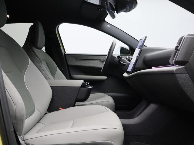 Volvo EX30 Single Motor Extended Range Plus 69 kWh /Trekhaak / Verwarmde voorstoelen + Stuurwiel / Pine Interieur / Extra Getint Glas / Harman Kardon / Keyless /