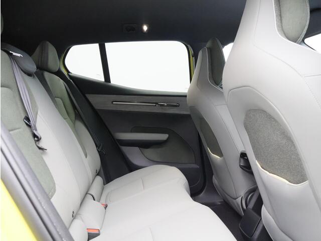 Volvo EX30 Single Motor Extended Range Plus 69 kWh /Trekhaak / Verwarmde voorstoelen + Stuurwiel / Pine Interieur / Extra Getint Glas / Harman Kardon / Keyless /