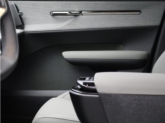 Volvo EX30 Single Motor Extended Range Plus 69 kWh /Trekhaak / Verwarmde voorstoelen + Stuurwiel / Pine Interieur / Extra Getint Glas / Harman Kardon / Keyless /