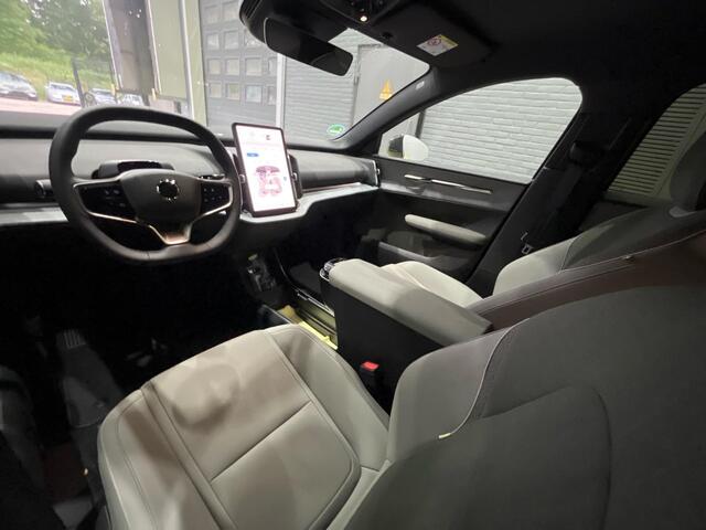 Volvo EX30 Single Motor Extended Range Plus 69 kWh | Stoel+Stuurverwarming | 20 Inch | Getint Glas | ACC