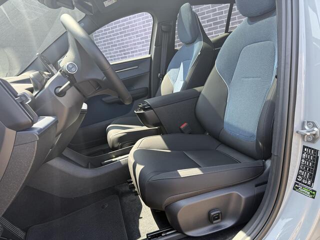 Volvo EX30 Twin Motor Performance Ultra 69 kWh | Nieuw Binnen | Trekhaak | Stuur + Stoel verwarming | 360° Camera | Memory | Panorama Schuifdak |