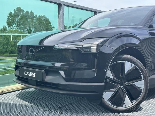 Volvo EX30 Single Motor Extended Range Ultra 69 kWh / MET 5000,- DEMO KORTING VOOR 44.559,- / BLACK EDITION / Direct leverbaar / Pano. dak / 360 camera / Elek. bedienbare stoelen / Harman Kardon /