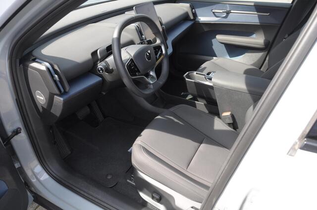 Volvo EX30 428PK Automaat Twin Motor Performance Ultra / 360 graden camera / Pilot assist / Park assist / Panoramadak / Voorstoelen en stuurwiel verwarmd / Elektrisch verstelbare stoelen /