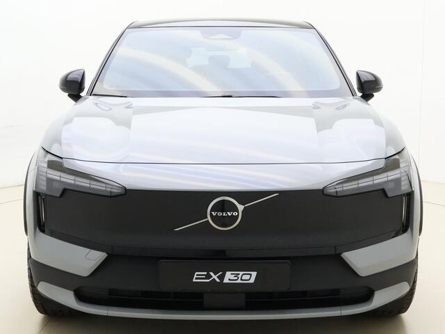 Volvo EX30 Cross Country Twin Motor Performance Ultra 69 kWh / NIEUW / 4X4 /Stoelverwarming + Stuurw. Verwarming | Getint Glas Achter | Panorama Dak | 360 Graden Camera | Parkeersensoren | Google | Harman Kardon Premium Audio