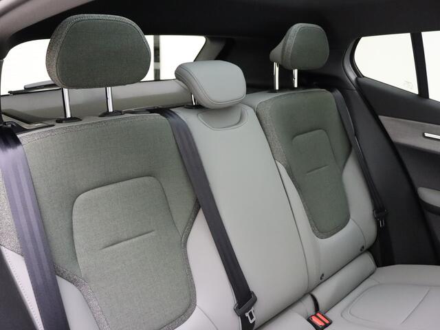 Volvo EX30 Cross Country Twin Motor Performance Ultra 69 kWh / NIEUW / 4X4 /Stoelverwarming + Stuurw. Verwarming | Getint Glas Achter | Panorama Dak | 360 Graden Camera | Parkeersensoren | Google | Harman Kardon Premium Audio