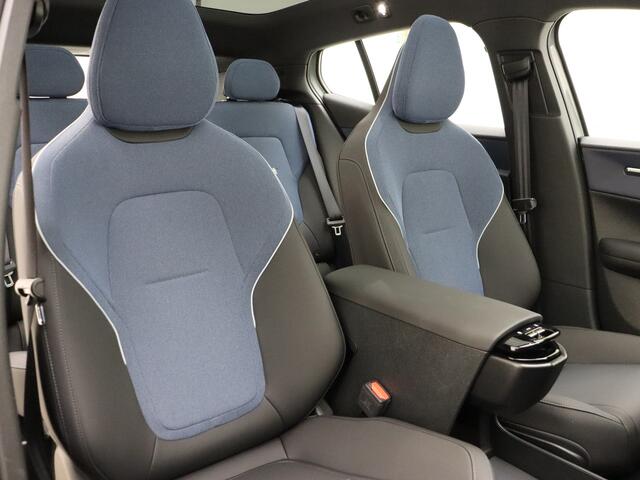 Volvo EX30 Twin Motor Performance Ultra 69 kWh / AWD / Trekhaak / Stoel/- en stuurverwarming / Camera rondom / Elektrisch verstelbare stoelen / Harman en Kardonn audio / Panorama dak /
