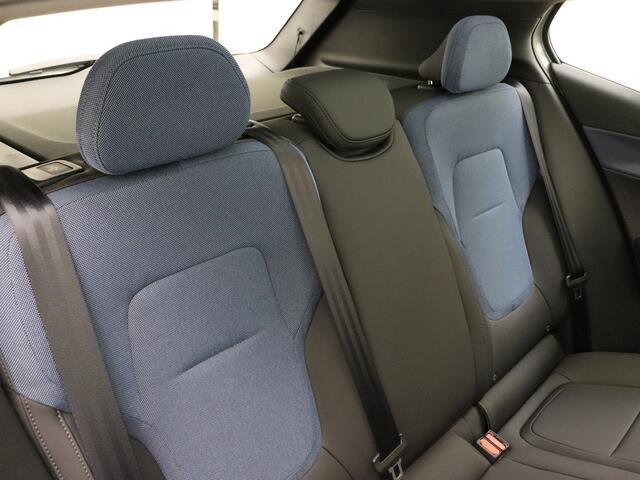 Volvo EX30 Twin Motor Performance Ultra 69 kWh / AWD / Trekhaak / Stoel/- en stuurverwarming / Camera rondom / Elektrisch verstelbare stoelen / Harman en Kardonn audio / Panorama dak /