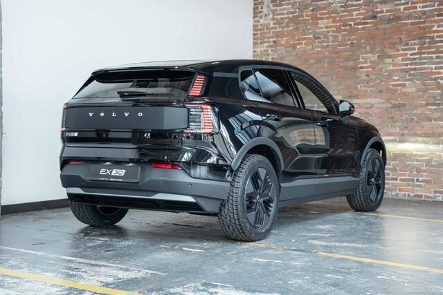 Volvo EX30 Cross Country Twin Motor Performance Ultra 69 kWh | Panoramadak | Harman Kardon Premium audio | All wheel drive | Stoelverwarming | 360° parkeercamera | Parkeerverwarming | Electrische bedienbare voorstoel | Google infotainment | 19" Cross Country wielen 