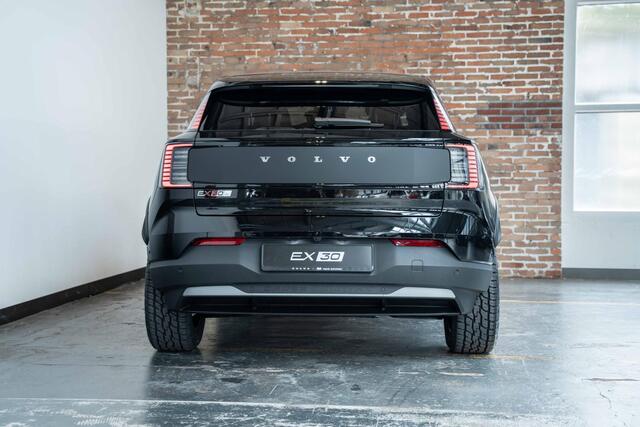 Volvo EX30 Cross Country Twin Motor Performance Ultra 69 kWh | Panoramadak | Harman Kardon Premium audio | All wheel drive | Stoelverwarming | 360° parkeercamera | Parkeerverwarming | Electrische bedienbare voorstoel | Google infotainment | 19" Cross Country wielen 