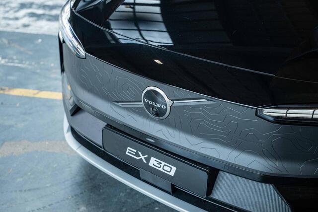 Volvo EX30 Cross Country Twin Motor Performance Ultra 69 kWh | Panoramadak | Harman Kardon Premium audio | All wheel drive | Stoelverwarming | 360° parkeercamera | Parkeerverwarming | Electrische bedienbare voorstoel | Google infotainment | 19" Cross Country wielen 